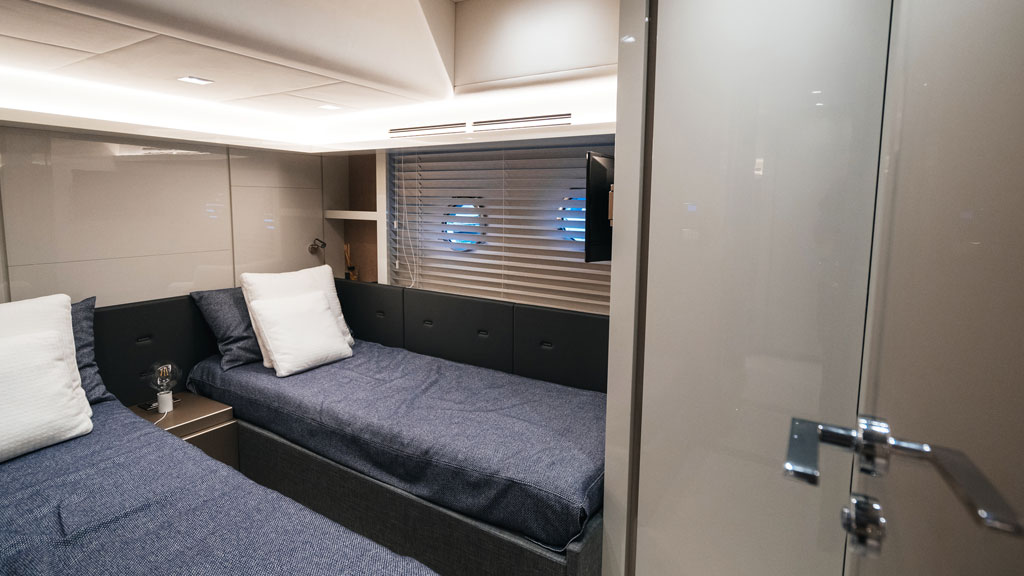 Cabine double catamaran avec hublot vue mer pour croisière tout inclus